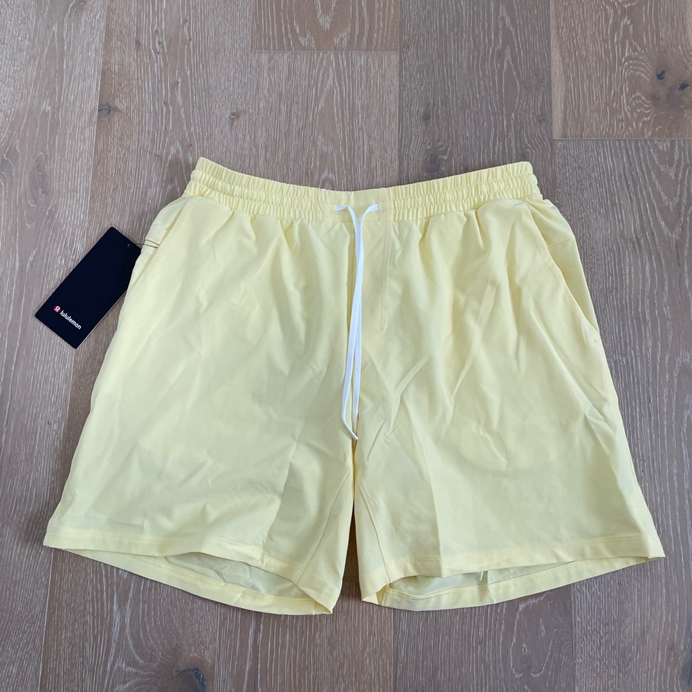 Lululemon Men’s Pool Short 7” - size L